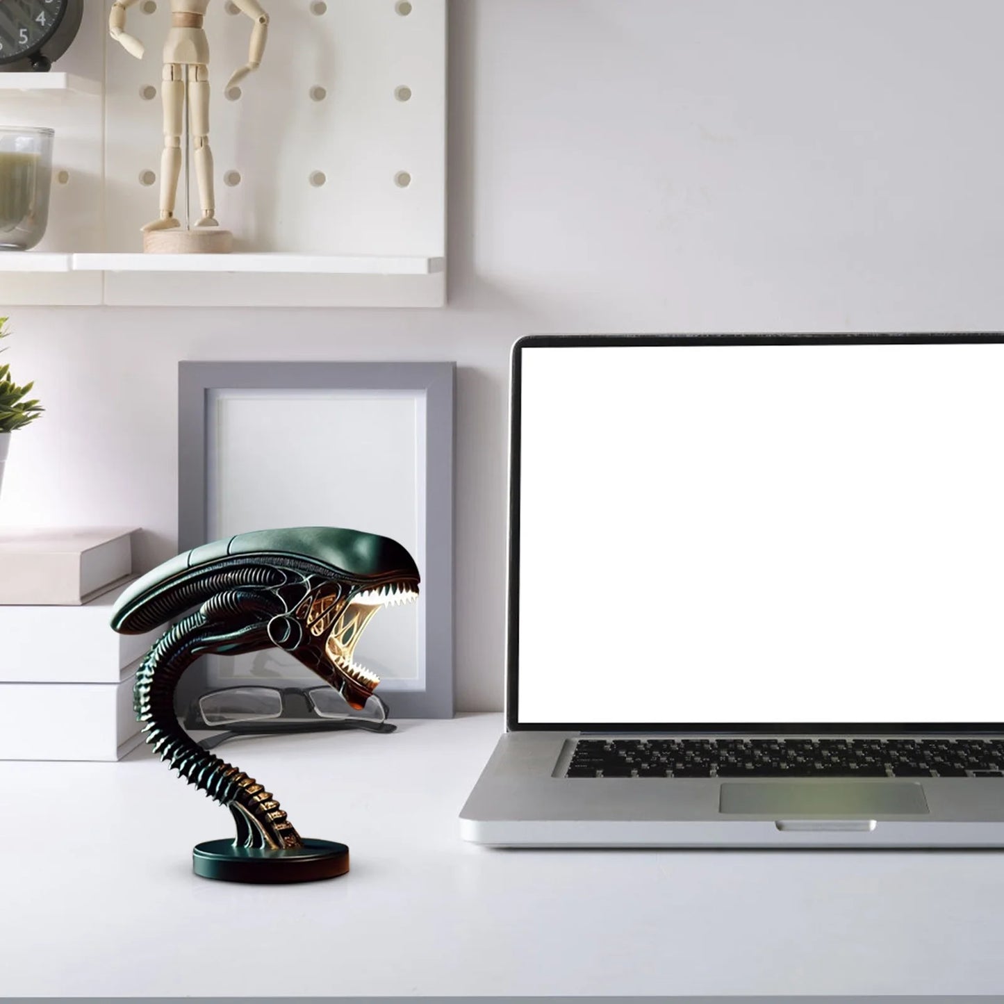 Xenomorph Alien Desk Lamp — Sci‑Fi Themed LED Decorative Ambient Light