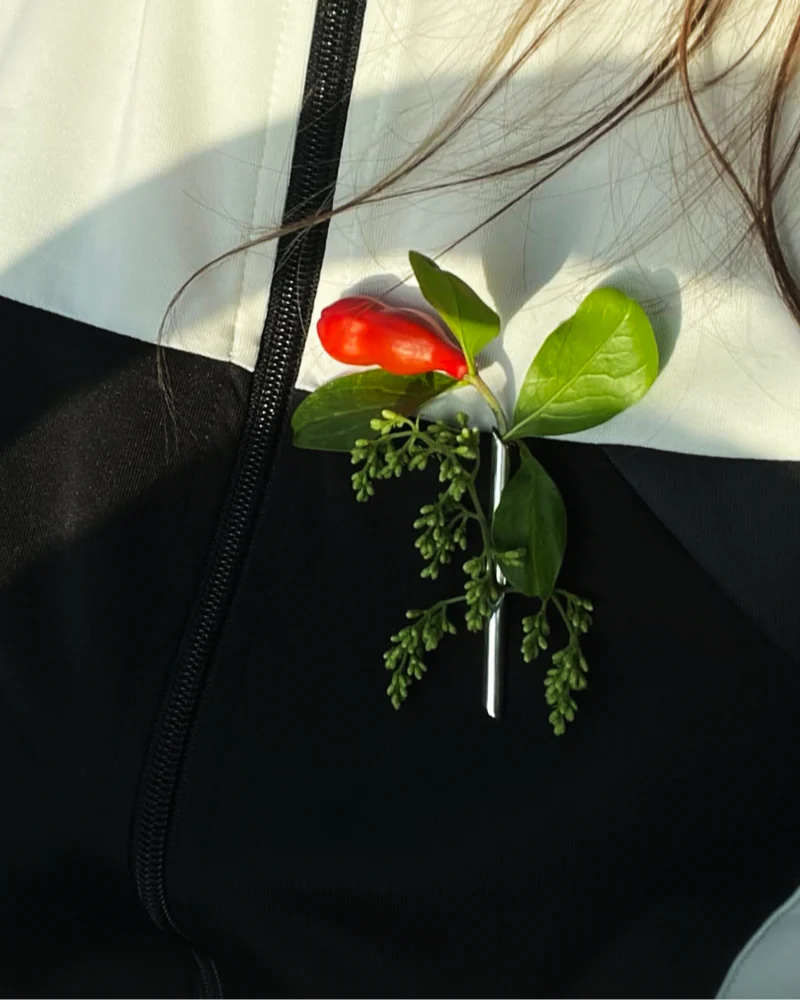 The Ephemeral Brooch — A Wearable Meditation on Impermanence with Real Flowers