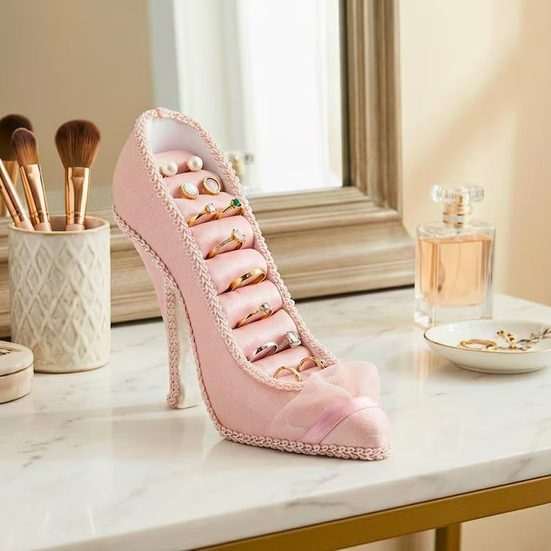 Pink velvet ring holder, high-heeled shoe display rack