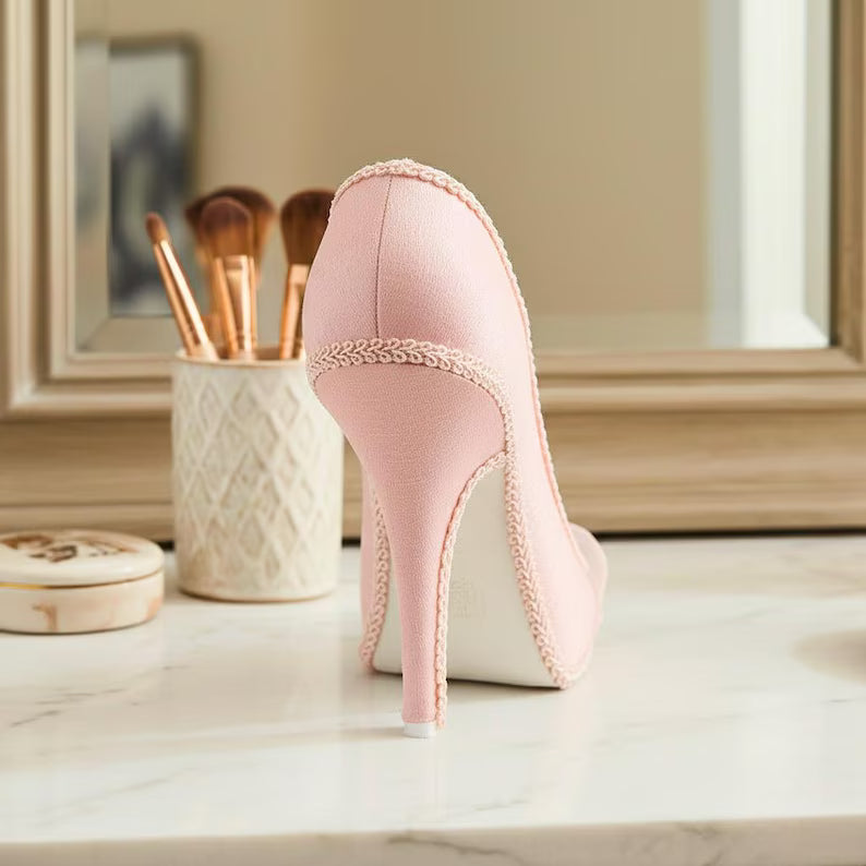 Pink velvet ring holder, high-heeled shoe display rack