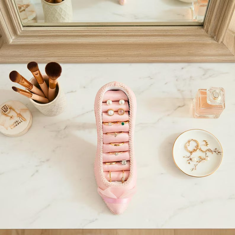 Pink velvet ring holder, high-heeled shoe display rack