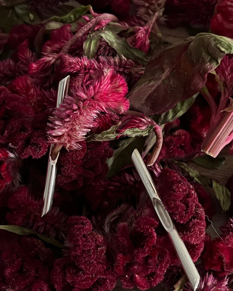 The Ephemeral Brooch — A Wearable Meditation on Impermanence with Real Flowers